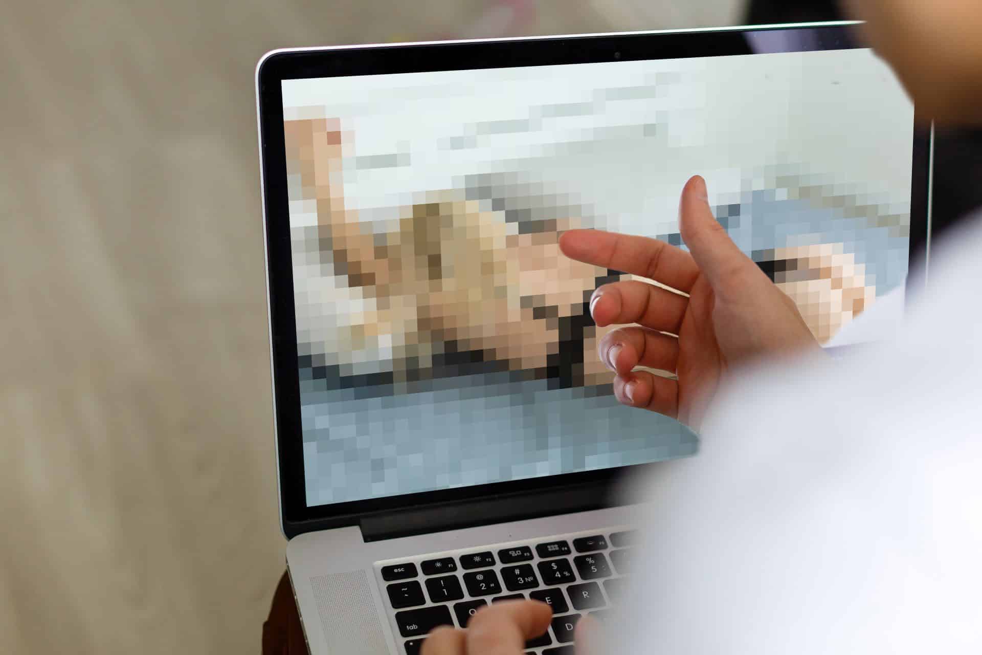 Person betrachtet Escort-Website auf Laptop in Düsseldorf